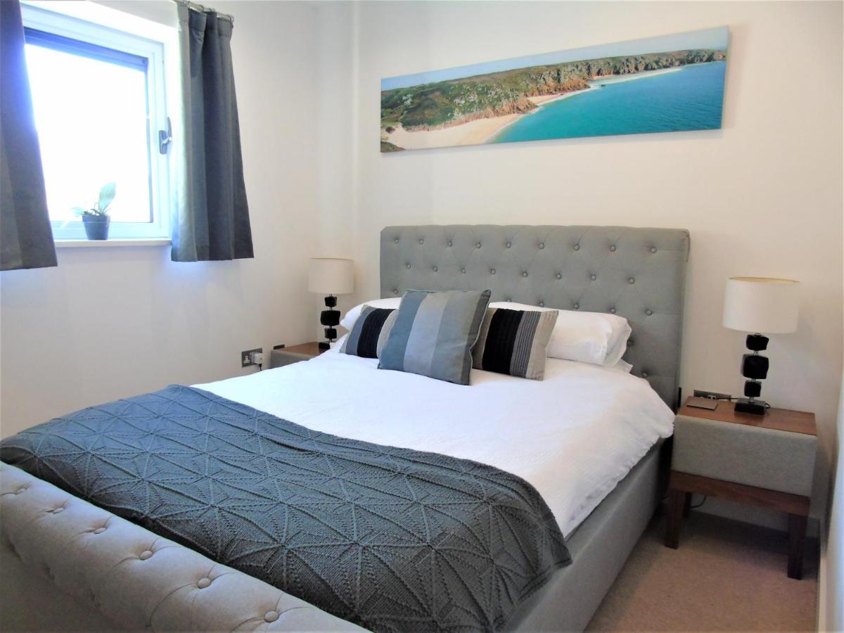 Seaview, Luxury Apartment, 2 Min Walk To Both Porth And Whipisderry Beaches Newquay  Exterior photo